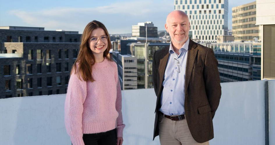 Bernhard og Aino p&aring; takterrasen i Yaras hovedkontor i Oslo