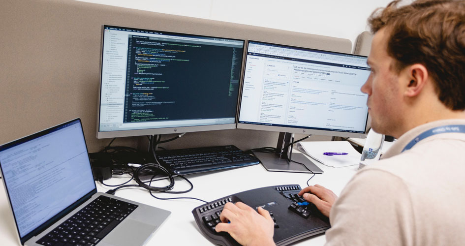 Isak St&oslash;re jobber foran en dataskjerm