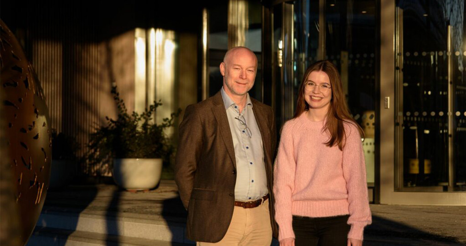 Bernhard og Aino utenfor Yara House